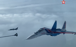 Video: Cận cảnh màn tiếp nhiên liệu trên không đẳng cấp của phi đội 'Hiệp sĩ Nga'