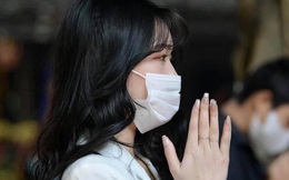 Đầu năm đi chùa cầu duyên, cô gái Hà Nội khiến nhiều người phải chú ý bằng một bức ảnh trên báo