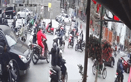 Vứt xe giữa ngã ba, 2 người đàn ông "lao đến bên nhau" khiến cả phố ngỡ ngàng, khó hiểu
