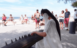 "Tiên nữ hạ phàm" đánh đàn trên bờ biển, đường phố khiến người dân kinh ngạc là ai?