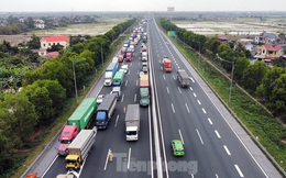 Xe tải, container nối đuôi hàng km trên cao tốc Hà Nội - Hải Phòng chờ khai báo y tế