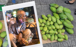 Hình ảnh cụ ông 78 tuổi ăn bánh mì khô, bán xoài trên phố Sài Gòn chăm vợ tai biến khiến bao người xúc động