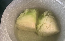 Nhờ chồng luộc bắp cải, cô vợ vào bếp thấy cách luộc “giữ trọn thuốc sâu” mà lực bất tòng tâm