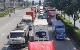 Xe tải và container đang bịt kín cửa ngõ phía Đông TP HCM