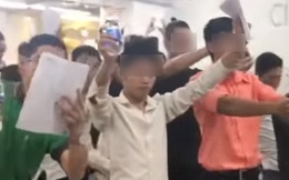 Xôn xao hình ảnh lớp học trở thành tỷ phú tương lai: Cả trăm người tay cầm chai nước, co quắp 1 chân, cùng hô vang khẩu hiệu quyết tâm làm giàu