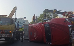 Xe container lật chắn ngang đường, tài xế may mắn thoát nạn