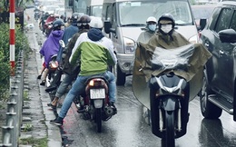 Những kiểu "lách luật" tại một điểm tắc đường kinh niên của Hà Nội