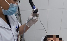 Đỉa vào sống ký sinh trong mũi người đàn ông sau khi uống nước suối
