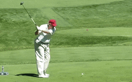 Con Trump "đu trend" cú ngã của ông Biden, chế video bố đánh golf trúng đầu Tổng thống