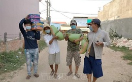 Tiếp tục cứu trợ cộng đồng người Việt gặp khó khăn do dịch COVID-19 ở Campuchia