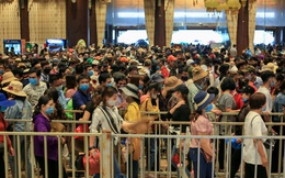 CLIP: Hàng vạn người đội mưa chen chân tới chùa Tam Chúc