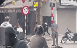 Clip: 2 cô gái túm tóc đánh nhau giữa phố Hà Nội, các thanh niên cầm "dao phóng lợn" tới hỗ trợ