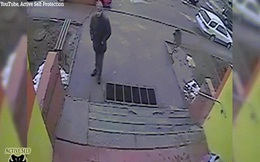Video: Phát hiện kẻ lạ bám theo, bé gái Nga xử trí thông minh để "cắt đuôi"