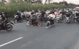 CLIP: Cả trăm quái xế ngang nhiên chặn Quốc lộ 1 để đua xe, quay clip thách thức công an