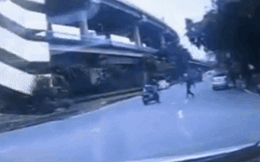 CLIP: Bất chấp nguy hiểm, 3 người đàn ông lao ra phố Hà Nội nhặt tiền rơi