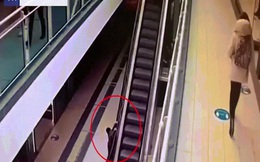 Video: Bám vào tay vịn thang cuốn, bé trai bị đưa lên cao 6m rồi rơi xuống