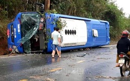 Lật xe khách tại Kon Tum khiến 19 người bị thương