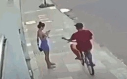 Video: Đi xe đạp cướp điện thoại của gái xinh, thanh niên lĩnh cái kết đắng ngắt