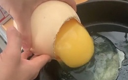 Làm món trứng ốp la thôi mà cô gái thu hút tận 21,2 triệu lượt xem, nhìn qua thì đúng là quá trầm trồ