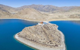 Thầy tu cô độc nhất thế giới, sống một mình giữa hồ ở Tây Tạng