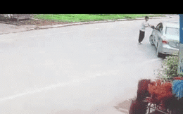Clip: Người đàn ông đi ô tô trộm 2 két bia, nữ sinh lớp 9 liều mình lao ra chặn đầu rồi bị đẩy ngã xuống đường
