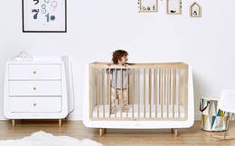 Con 8 tháng tuổi đang chơi bỗng im bặt, mẹ vào kiểm tra, tá hỏa phát hiện cảnh kinh hoàng trong cũi