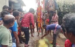 Dân làng đổ nước, đập vào ngực người chết để "hồi sinh"
