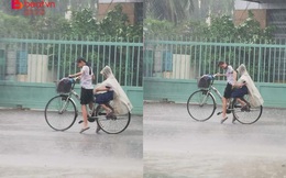 Hình ảnh chị gái vật lộn đèo em giữa trời mưa khiến người đi đường xúc động