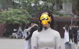Cô giáo đang nghiêm chỉnh quay phỏng vấn nhưng cặp đôi học trò phía sau lại giật spotlight vì hành động "đỏ mặt"