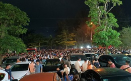 CLIP: Hàng vạn người đổ về Sầm Sơn xem bắn pháo hoa
