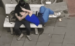 Cặp đôi thản nhiên ôm hôn, nằm lên đùi nhau sau giờ học, vị trí ngồi còn gây phẫn nộ hơn nữa