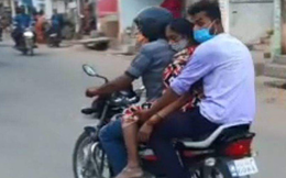 Ấn Độ: Chở thi thể người nhà tử vong do COVID-19 đến lò hoả táng bằng xe máy