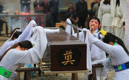 Những nghề nghe tên kỳ quặc nhưng "hốt" bạc ở Trung Quốc: Từ dằn mặt "tiểu tam" đến khóc mướn