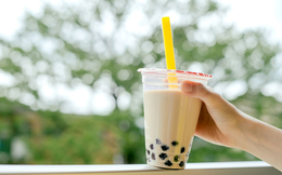 Bất chấp thị trường thoái trào, một chuỗi trà sữa lớn tiếp tục ra mắt cỡ ly siêu to khổng lồ 720ml, giá hơn 100 ngàn đồng