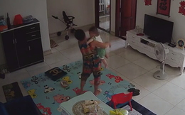 Check camera, mẹ trẻ hoảng hồn thấy con trai 9 tháng tuổi bị nữ ô sin bế vào toilet rồi khóc ré lên dữ dội