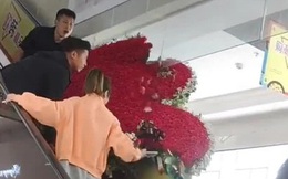 Thanh niên tặng vợ cũ trái tim làm từ 1314 bông hoa hồng nhưng giữa đường thì "vỡ tim"