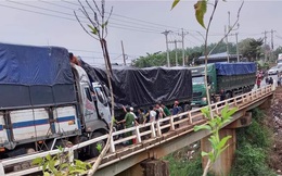 Qua cầu hẹp không nhường đường, hai ô tô tông nhau nát đầu