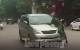 Lao ô tô vào tổ tuần tra rồi bỏ chạy, cảnh sát phải đu bám trên nắp ca pô hàng trăm mét