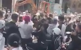 Một nhóm học sinh đánh nhau khi vừa tan trường