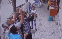 Video: Người dân giơ tay hứng trọn bé gái rơi khỏi tầng 3 chung cư