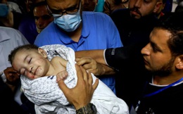 Ám ảnh em bé được cứu khỏi đống đổ nát sau cuộc không kích của Israel