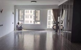 Sống tối giản theo kiểu quái đản: Không bật điện, hàng ngày xin đồ ăn khắp nơi, người phụ nữ giam mình trong ''căn nhà trống rỗng'' nhận đủ mọi trái đắng