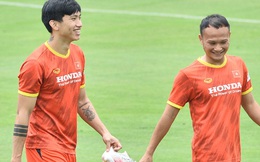Đánh bóng bàn thua, Trọng Hoàng còn bị Văn Hậu "bắt nạt"