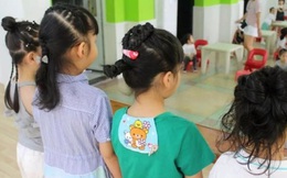 Con gái mừng rỡ khi được cô giáo tết tóc siêu xinh, nhưng vừa nhìn thấy bà mẹ đã hốt hoảng, nhờ Hiệu trưởng đuổi thẳng giáo viên