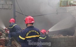 Phá tường, cứu người bên trong công ty gỗ bị lửa bao trùm