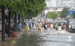 Clip: Mưa lớn, kẹt xe kéo dài giờ tan tầm ở Sài Gòn, CSGT dùng tay thông cống thoát nước