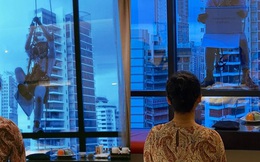 Màn hỏi cưới “đứng tim” người xem nhất: Chàng trai đu dây ở tầng 17 cầu hôn bạn gái