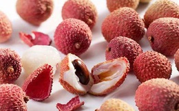 Trẻ bị hóc dị vật do ăn hoa quả, cha mẹ cần làm ngay những điều này