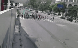 Clip: Làm ăn thua lỗ, thanh niên lái xe đâm thẳng vào đoàn người qua đường khiến 5 người tử vong