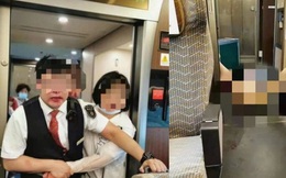 Nữ hành khách nổi điên hành hung nhân viên soát vé tàu, bất ngờ lột đồ rồi có hành động khiến người khác phải ''đỏ mặt'' quay đi
